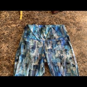 Lulu ¾ leggings . Size 8 ,front key pocket in waist band . Excellent cond